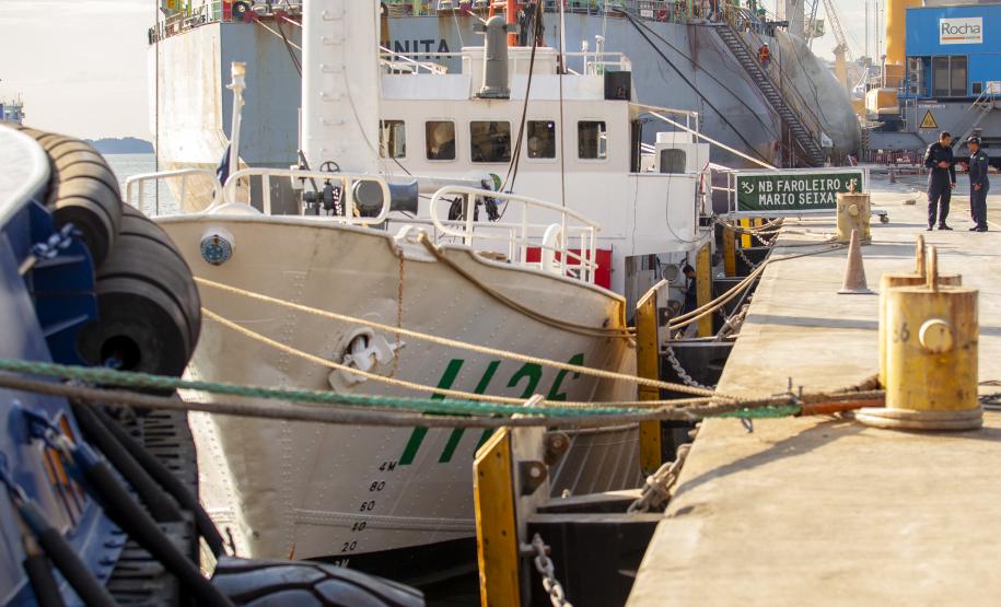 Porto de Paranaguá recebe embarcação da Marinha para atividade de formação do Exército Brasileiro