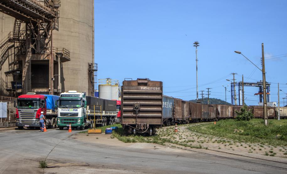 Portos paranaenses registram aumento no transporte ferroviário em 2022