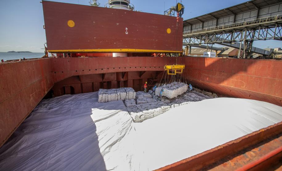 Em setembro deste ano, 543.748 toneladas de açúcar foram carregadas nos portos de Paranaguá e Antonina. Em 2021, foram 632.383 toneladas.