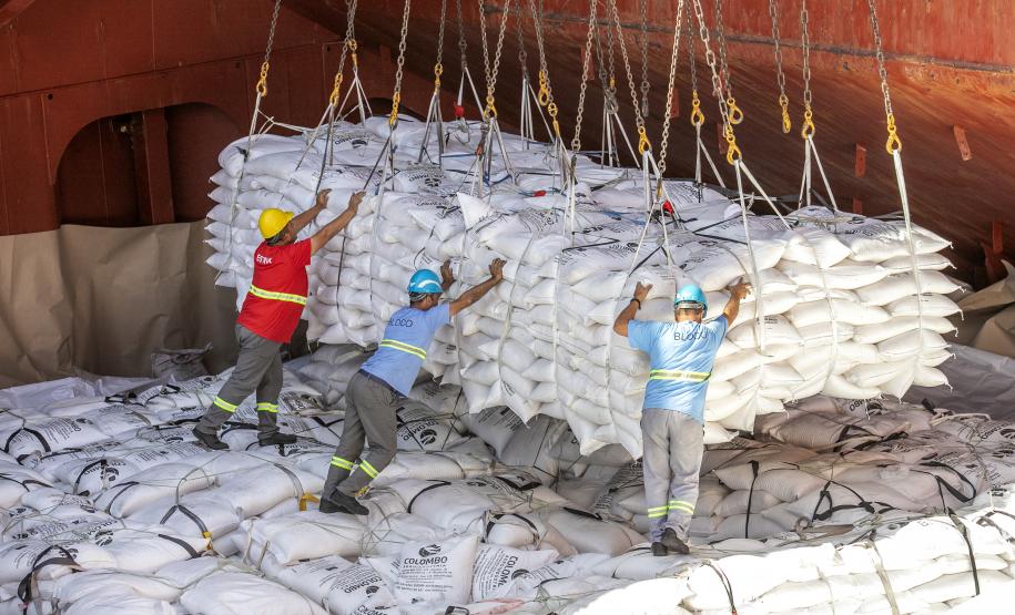 Em setembro deste ano, 543.748 toneladas de açúcar foram carregadas nos portos de Paranaguá e Antonina. Em 2021, foram 632.383 toneladas.