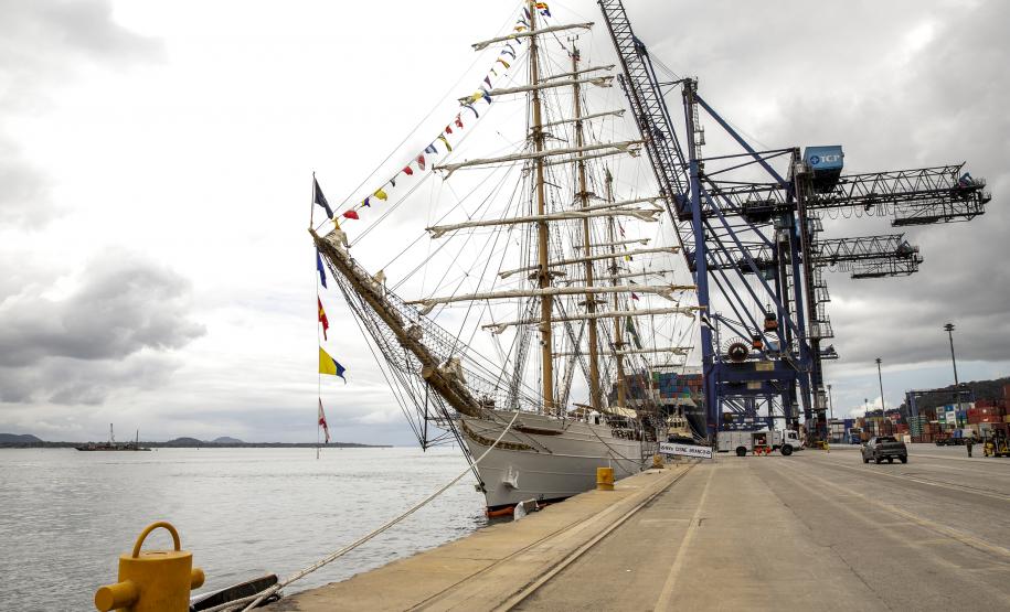 Nesta segunda-feira (03), entre os 15 navios atracados no Porto de Paranaguá, está o Cisne Branco, da Marinha do Brasil. A embarcação atracou no último sábado (01) e já está prevista para zarpar amanhã (04). Ontem (02), ficou aberta para a visitação; hoje, são os trabalhadores do cais que aproveitam para ver de perto essa “galera”.