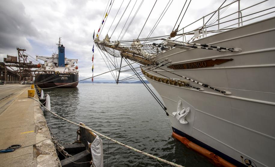 Nesta segunda-feira (03), entre os 15 navios atracados no Porto de Paranaguá, está o Cisne Branco, da Marinha do Brasil. A embarcação atracou no último sábado (01) e já está prevista para zarpar amanhã (04). Ontem (02), ficou aberta para a visitação; hoje, são os trabalhadores do cais que aproveitam para ver de perto essa “galera”.