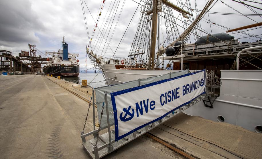 Navio-veleiro Cisne Branco atracado no Porto de Paranaguá