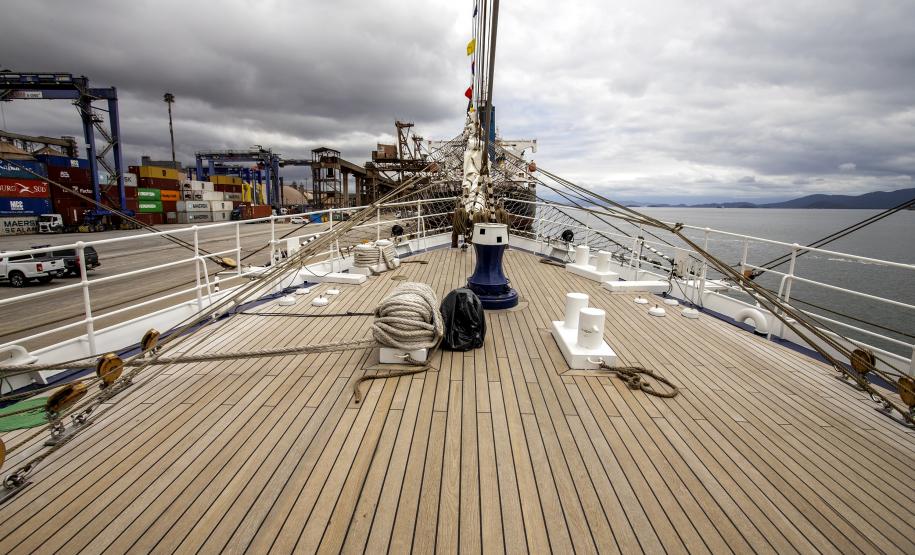 Nesta segunda-feira (03), entre os 15 navios atracados no Porto de Paranaguá, está o Cisne Branco, da Marinha do Brasil. A embarcação atracou no último sábado (01) e já está prevista para zarpar amanhã (04). Ontem (02), ficou aberta para a visitação; hoje, são os trabalhadores do cais que aproveitam para ver de perto essa “galera”.