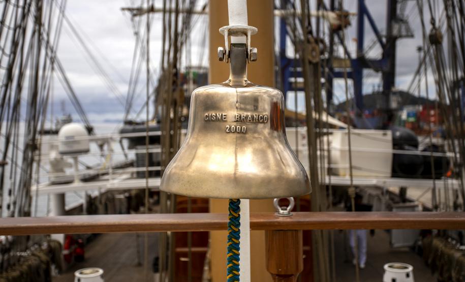 Nesta segunda-feira (03), entre os 15 navios atracados no Porto de Paranaguá, está o Cisne Branco, da Marinha do Brasil. A embarcação atracou no último sábado (01) e já está prevista para zarpar amanhã (04). Ontem (02), ficou aberta para a visitação; hoje, são os trabalhadores do cais que aproveitam para ver de perto essa “galera”.