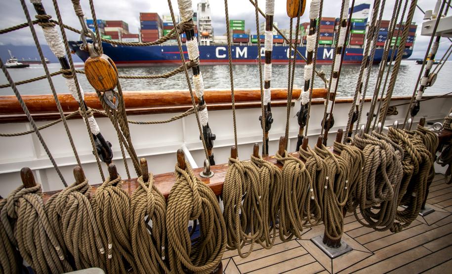 Nesta segunda-feira (03), entre os 15 navios atracados no Porto de Paranaguá, está o Cisne Branco, da Marinha do Brasil. A embarcação atracou no último sábado (01) e já está prevista para zarpar amanhã (04). Ontem (02), ficou aberta para a visitação; hoje, são os trabalhadores do cais que aproveitam para ver de perto essa “galera”.