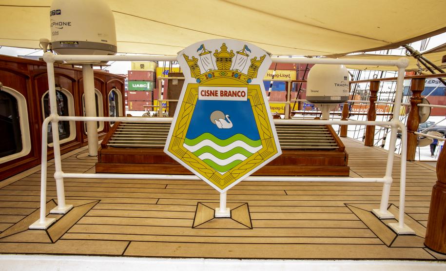 Nesta segunda-feira (03), entre os 15 navios atracados no Porto de Paranaguá, está o Cisne Branco, da Marinha do Brasil. A embarcação atracou no último sábado (01) e já está prevista para zarpar amanhã (04). Ontem (02), ficou aberta para a visitação; hoje, são os trabalhadores do cais que aproveitam para ver de perto essa “galera”.