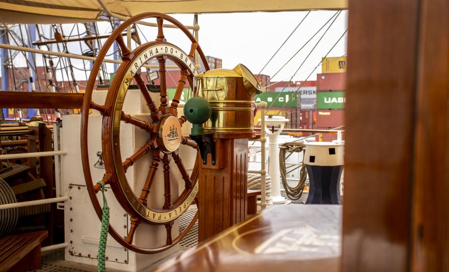 Nesta segunda-feira (03), entre os 15 navios atracados no Porto de Paranaguá, está o Cisne Branco, da Marinha do Brasil. A embarcação atracou no último sábado (01) e já está prevista para zarpar amanhã (04). Ontem (02), ficou aberta para a visitação; hoje, são os trabalhadores do cais que aproveitam para ver de perto essa “galera”.