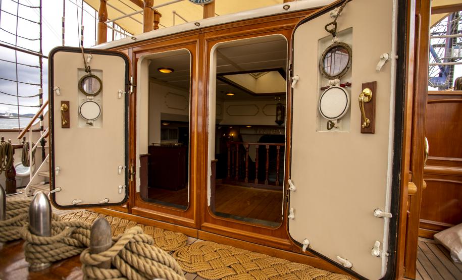 Nesta segunda-feira (03), entre os 15 navios atracados no Porto de Paranaguá, está o Cisne Branco, da Marinha do Brasil. A embarcação atracou no último sábado (01) e já está prevista para zarpar amanhã (04). Ontem (02), ficou aberta para a visitação; hoje, são os trabalhadores do cais que aproveitam para ver de perto essa “galera”.