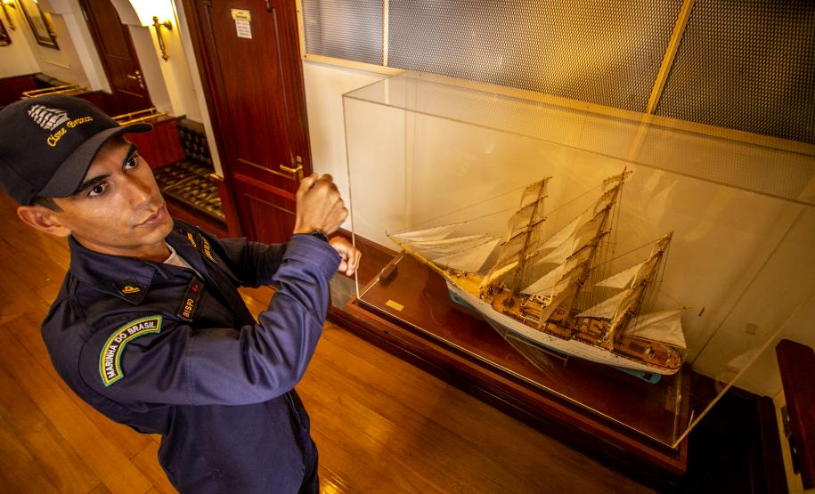 Nesta segunda-feira (03), entre os 15 navios atracados no Porto de Paranaguá, está o Cisne Branco, da Marinha do Brasil. A embarcação atracou no último sábado (01) e já está prevista para zarpar amanhã (04). Ontem (02), ficou aberta para a visitação; hoje, são os trabalhadores do cais que aproveitam para ver de perto essa “galera”.