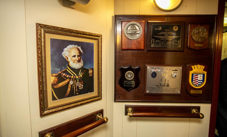 Nesta segunda-feira (03), entre os 15 navios atracados no Porto de Paranaguá, está o Cisne Branco, da Marinha do Brasil. A embarcação atracou no último sábado (01) e já está prevista para zarpar amanhã (04). Ontem (02), ficou aberta para a visitação; hoje, são os trabalhadores do cais que aproveitam para ver de perto essa “galera”.