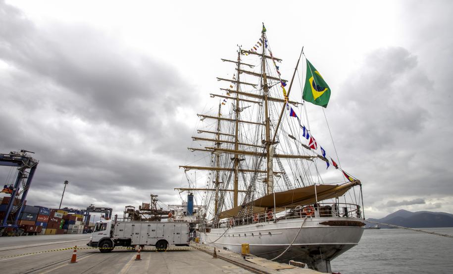 Nesta segunda-feira (03), entre os 15 navios atracados no Porto de Paranaguá, está o Cisne Branco, da Marinha do Brasil. A embarcação atracou no último sábado (01) e já está prevista para zarpar amanhã (04). Ontem (02), ficou aberta para a visitação; hoje, são os trabalhadores do cais que aproveitam para ver de perto essa “galera”.