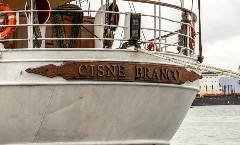 Nesta segunda-feira (03), entre os 15 navios atracados no Porto de Paranaguá, está o Cisne Branco, da Marinha do Brasil. A embarcação atracou no último sábado (01) e já está prevista para zarpar amanhã (04). Ontem (02), ficou aberta para a visitação; hoje, são os trabalhadores do cais que aproveitam para ver de perto essa “galera”.