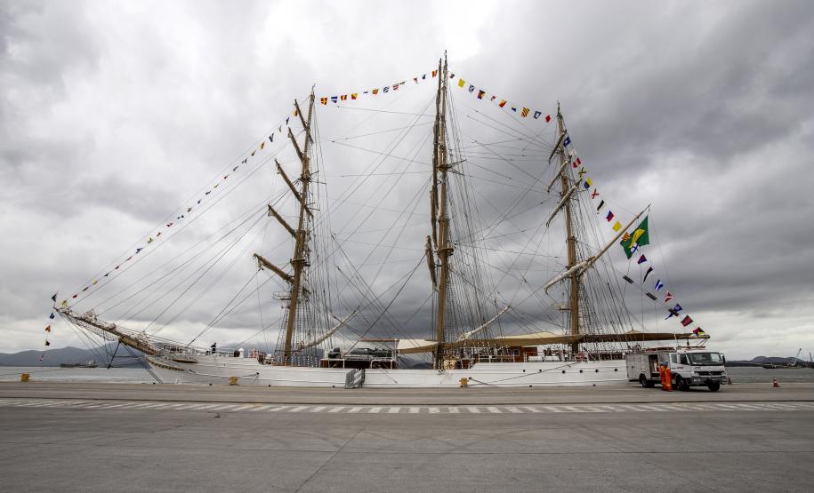Nesta segunda-feira (03), entre os 15 navios atracados no Porto de Paranaguá, está o Cisne Branco, da Marinha do Brasil. A embarcação atracou no último sábado (01) e já está prevista para zarpar amanhã (04). Ontem (02), ficou aberta para a visitação; hoje, são os trabalhadores do cais que aproveitam para ver de perto essa “galera”.