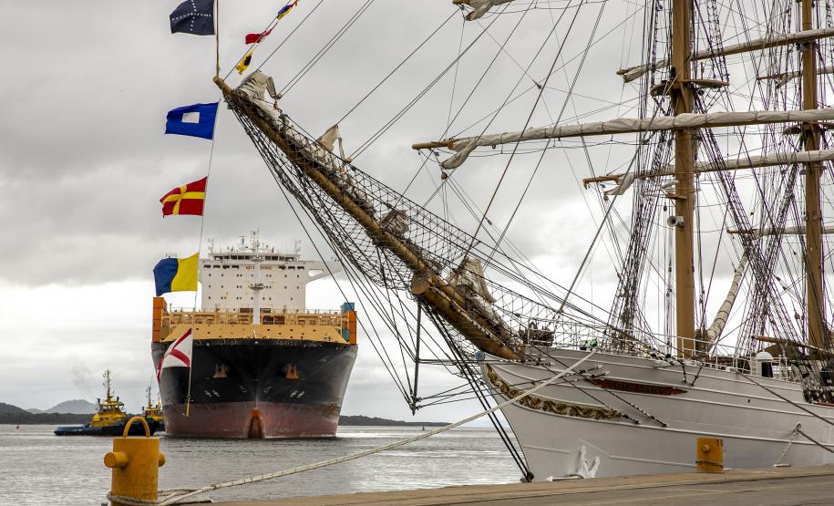Nesta segunda-feira (03), entre os 15 navios atracados no Porto de Paranaguá, está o Cisne Branco, da Marinha do Brasil. A embarcação atracou no último sábado (01) e já está prevista para zarpar amanhã (04). Ontem (02), ficou aberta para a visitação; hoje, são os trabalhadores do cais que aproveitam para ver de perto essa “galera”.