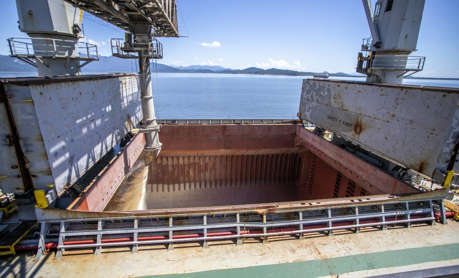 Em setembro deste ano, 543.748 toneladas de açúcar foram carregadas nos portos de Paranaguá e Antonina. Em 2021, foram 632.383 toneladas.