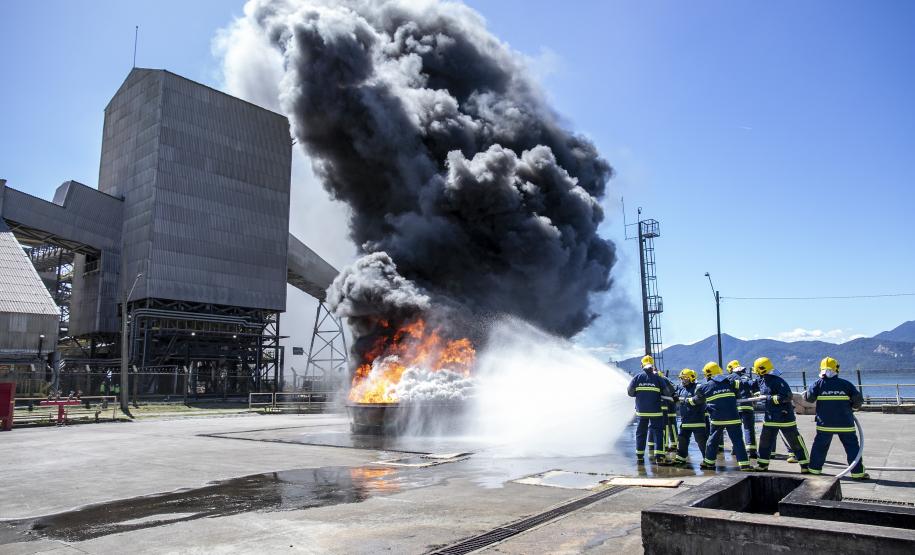 Brigada de Emergência da Portos do Paraná recebe treinamento de nível avançado