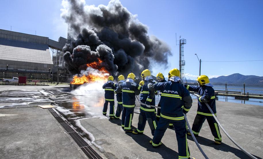 Brigada de Emergência da Portos do Paraná recebe treinamento de nível avançado