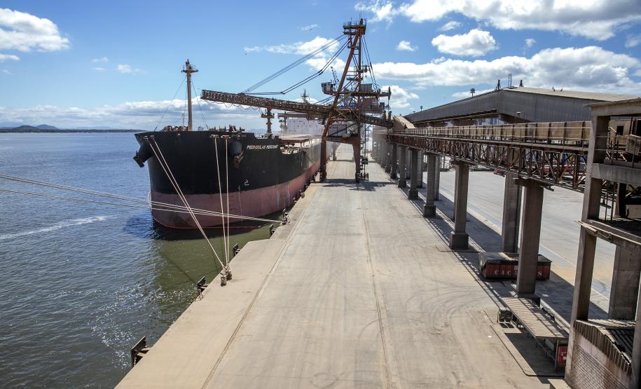 Movimentação portuária do Paraná registra alta no mês e no acumulado de outubro
