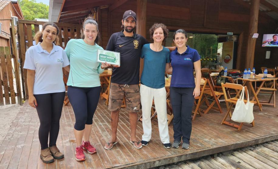 Selo Verde é uma iniciativa da Portos do Paraná, Prefeitura de Paranaguá e moradores. Ele reconhece empresas que ajudam na proteção da natureza. Neste ano 24 estabelecimentos foram credenciados.