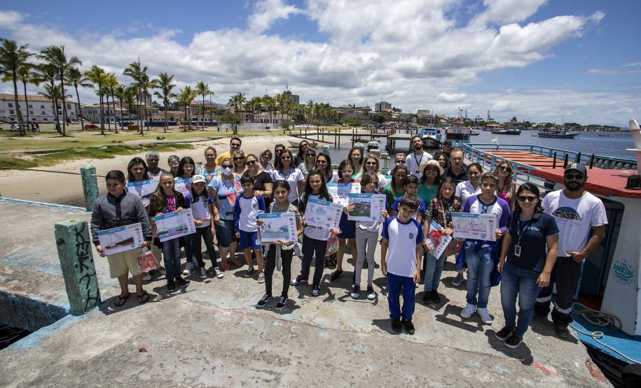 Cinco alunos de escolas municipais de Antonina e dez de Paranaguá, no Litoral, tiveram as suas artes selecionadas no projeto Porto Escola. Além de receberem o próprio desenho e frase impressos em placas gráficas, também ganharam um passeio pela Baía de Paranaguá.