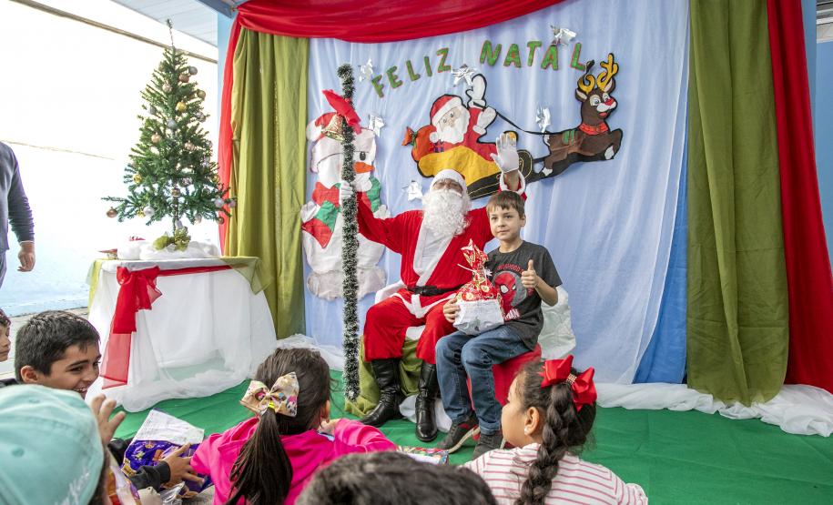 Porto faz ação de Natal com estudantes da rede municipal de Paranaguá