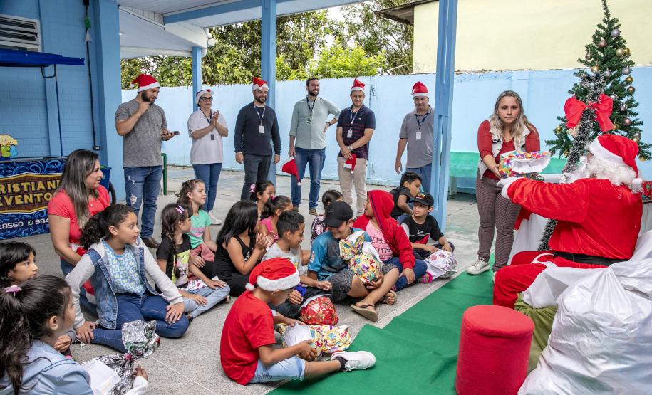 Porto faz ação de Natal com estudantes da rede municipal de Paranaguá