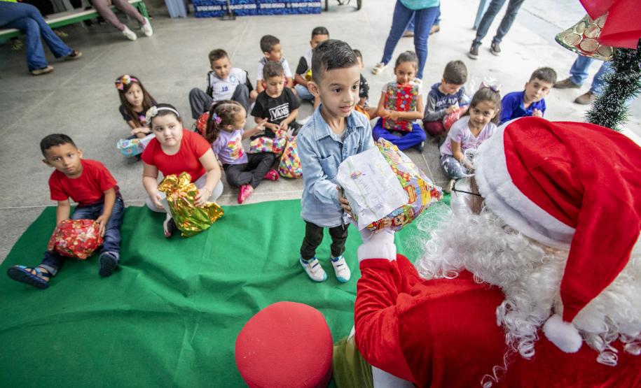 Porto faz ação de Natal com estudantes da rede municipal de Paranaguá