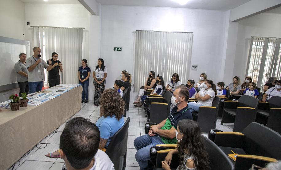 Cinco alunos de escolas municipais de Antonina e dez de Paranaguá, no Litoral, tiveram as suas artes selecionadas no projeto Porto Escola. Além de receberem o próprio desenho e frase impressos em placas gráficas, também ganharam um passeio pela Baía de Paranaguá.