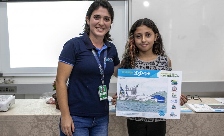 Cinco alunos de escolas municipais de Antonina tiveram as suas artes selecionadas no projeto Porto Escola. Além de receberem o próprio desenho e frase impressos em placas gráficas, também ganharam um passeio pela Baía de Paranaguá.