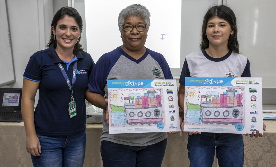 Cinco alunos de escolas municipais de Antonina tiveram as suas artes selecionadas no projeto Porto Escola. Além de receberem o próprio desenho e frase impressos em placas gráficas, também ganharam um passeio pela Baía de Paranaguá.
