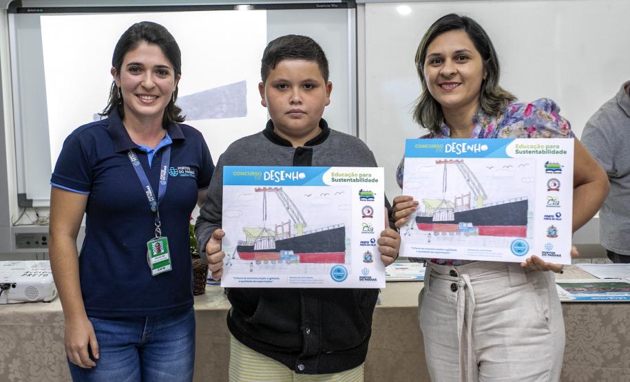 Cinco alunos de escolas municipais de Antonina tiveram as suas artes selecionadas no projeto Porto Escola. Além de receberem o próprio desenho e frase impressos em placas gráficas, também ganharam um passeio pela Baía de Paranaguá.