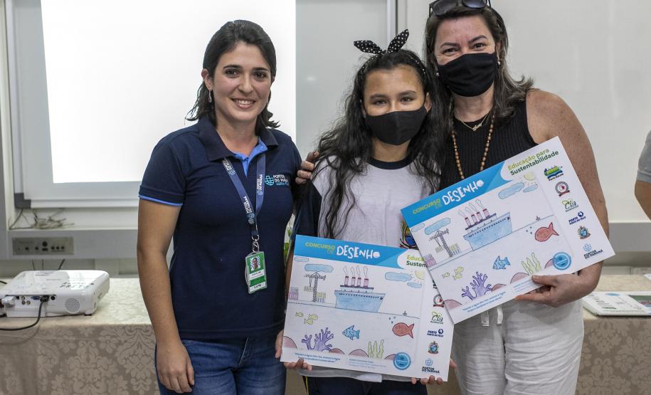 Cinco alunos de escolas municipais de Antonina tiveram as suas artes selecionadas no projeto Porto Escola. Além de receberem o próprio desenho e frase impressos em placas gráficas, também ganharam um passeio pela Baía de Paranaguá.