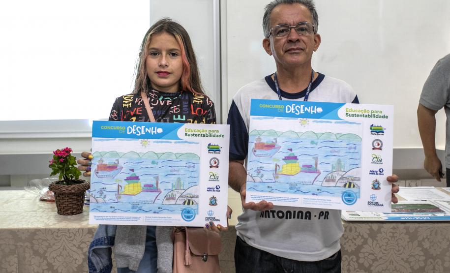 Cinco alunos de escolas municipais de Antonina tiveram as suas artes selecionadas no projeto Porto Escola. Além de receberem o próprio desenho e frase impressos em placas gráficas, também ganharam um passeio pela Baía de Paranaguá.