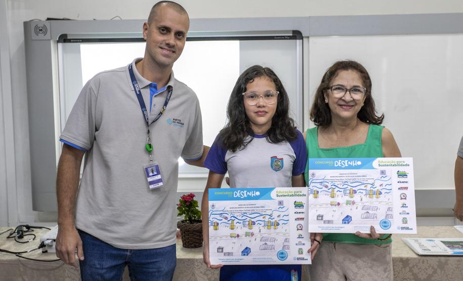 Dez alunos de escolas municipais de Paranaguá, no Litoral, tiveram as suas artes selecionadas no projeto Porto Escola. Além de receberem o próprio desenho e frase impressos em placas gráficas, também ganharam um passeio pela Baía de Paranaguá.