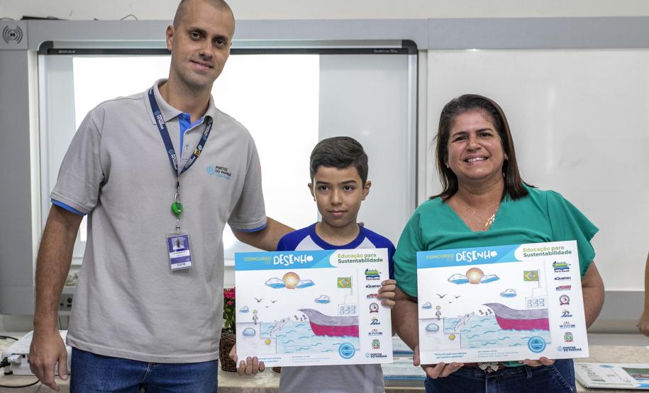 Dez alunos de escolas municipais de Paranaguá, no Litoral, tiveram as suas artes selecionadas no projeto Porto Escola. Além de receberem o próprio desenho e frase impressos em placas gráficas, também ganharam um passeio pela Baía de Paranaguá.