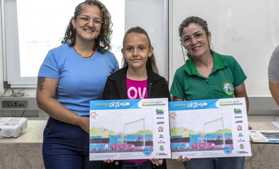 Dez alunos de escolas municipais de Paranaguá, no Litoral, tiveram as suas artes selecionadas no projeto Porto Escola. Além de receberem o próprio desenho e frase impressos em placas gráficas, também ganharam um passeio pela Baía de Paranaguá.