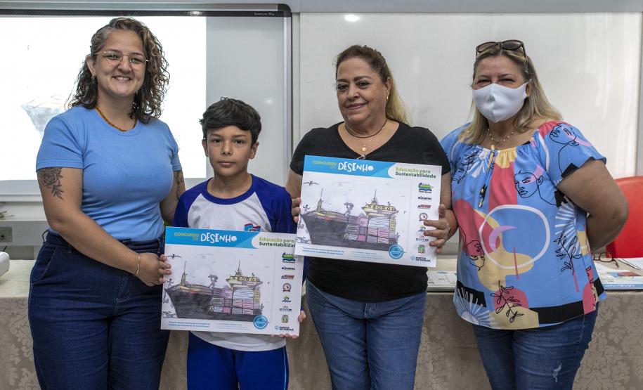 Dez alunos de escolas municipais de Paranaguá, no Litoral, tiveram as suas artes selecionadas no projeto Porto Escola. Além de receberem o próprio desenho e frase impressos em placas gráficas, também ganharam um passeio pela Baía de Paranaguá.