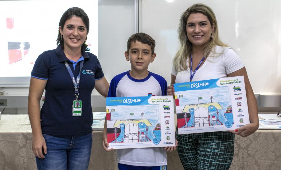 Dez alunos de escolas municipais de Paranaguá, no Litoral, tiveram as suas artes selecionadas no projeto Porto Escola. Além de receberem o próprio desenho e frase impressos em placas gráficas, também ganharam um passeio pela Baía de Paranaguá.