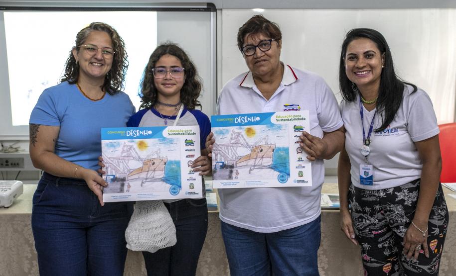 Dez alunos de escolas municipais de Paranaguá, no Litoral, tiveram as suas artes selecionadas no projeto Porto Escola. Além de receberem o próprio desenho e frase impressos em placas gráficas, também ganharam um passeio pela Baía de Paranaguá.