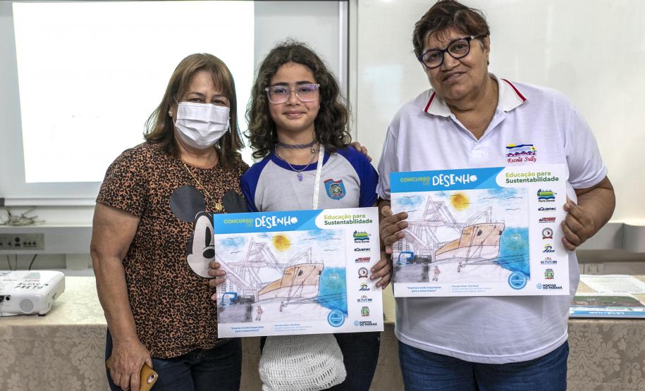 Dez alunos de escolas municipais de Paranaguá, no Litoral, tiveram as suas artes selecionadas no projeto Porto Escola. Além de receberem o próprio desenho e frase impressos em placas gráficas, também ganharam um passeio pela Baía de Paranaguá. .