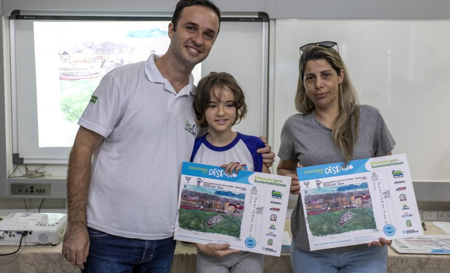 Dez alunos de escolas municipais de Paranaguá, no Litoral, tiveram as suas artes selecionadas no projeto Porto Escola. Além de receberem o próprio desenho e frase impressos em placas gráficas, também ganharam um passeio pela Baía de Paranaguá.