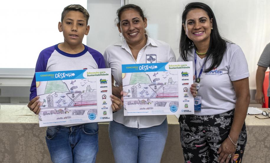 Dez alunos de escolas municipais de Paranaguá, no Litoral, tiveram as suas artes selecionadas no projeto Porto Escola. Além de receberem o próprio desenho e frase impressos em placas gráficas, também ganharam um passeio pela Baía de Paranaguá.