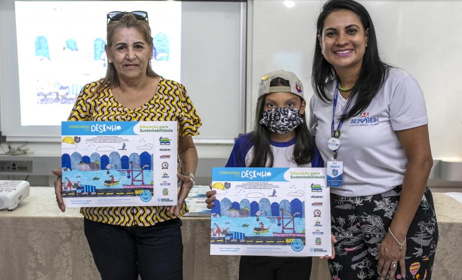 Dez alunos de escolas municipais de Paranaguá, no Litoral, tiveram as suas artes selecionadas no projeto Porto Escola. Além de receberem o próprio desenho e frase impressos em placas gráficas, também ganharam um passeio pela Baía de Paranaguá.