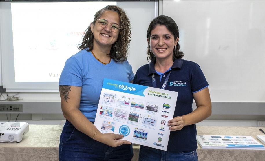 Dez alunos de escolas municipais de Paranaguá, no Litoral, tiveram as suas artes selecionadas no projeto Porto Escola. Além de receberem o próprio desenho e frase impressos em placas gráficas, também ganharam um passeio pela Baía de Paranaguá.