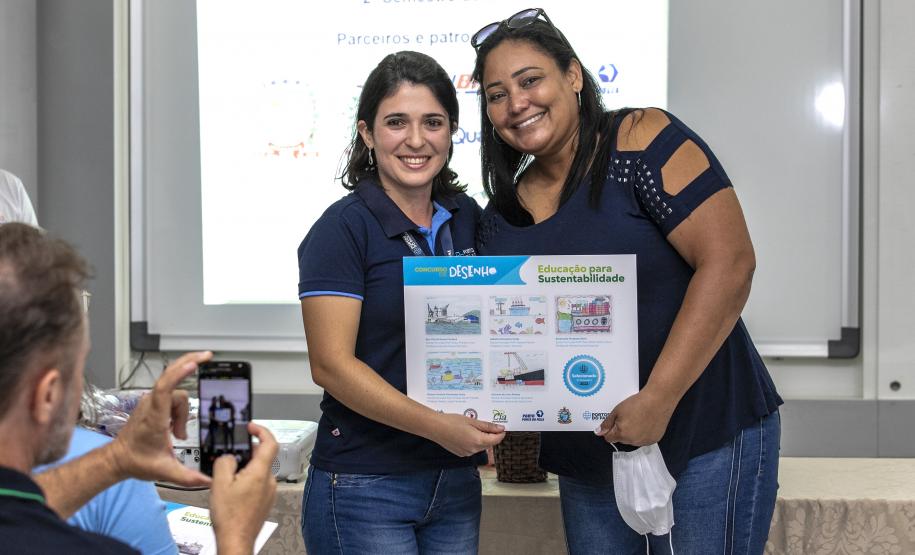 Cinco alunos de escolas municipais de Antonina e dez de Paranaguá, no Litoral, tiveram as suas artes selecionadas no projeto Porto Escola. Além de receberem o próprio desenho e frase impressos em placas gráficas, também ganharam um passeio pela Baía de Paranaguá.