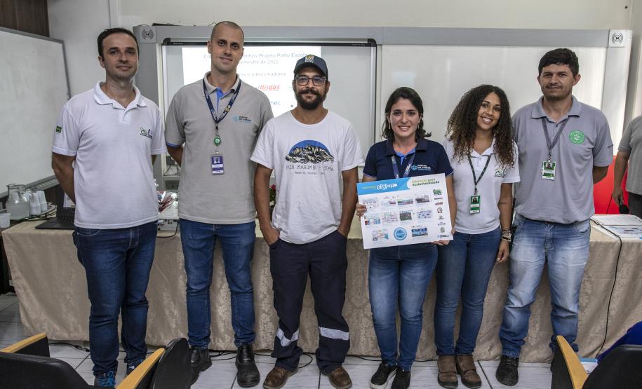 Cinco alunos de escolas municipais de Antonina e dez de Paranaguá, no Litoral, tiveram as suas artes selecionadas no projeto Porto Escola. Além de receberem o próprio desenho e frase impressos em placas gráficas, também ganharam um passeio pela Baía de Paranaguá.