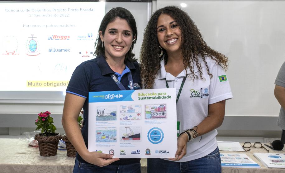 Cinco alunos de escolas municipais de Antonina e dez de Paranaguá, no Litoral, tiveram as suas artes selecionadas no projeto Porto Escola. Além de receberem o próprio desenho e frase impressos em placas gráficas, também ganharam um passeio pela Baía de Paranaguá.