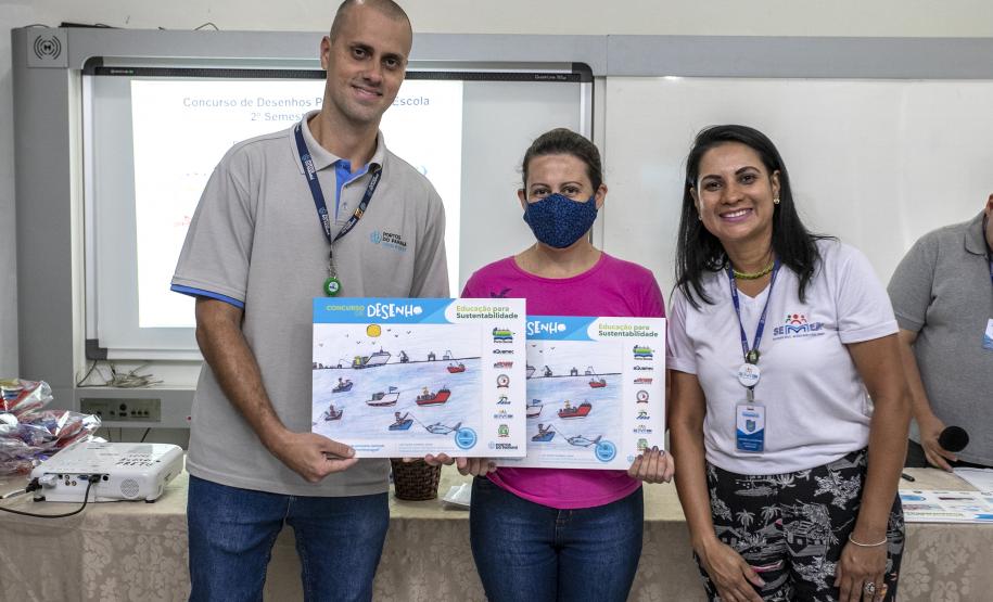 Cinco alunos de escolas municipais de Antonina e dez de Paranaguá, no Litoral, tiveram as suas artes selecionadas no projeto Porto Escola. Além de receberem o próprio desenho e frase impressos em placas gráficas, também ganharam um passeio pela Baía de Paranaguá.