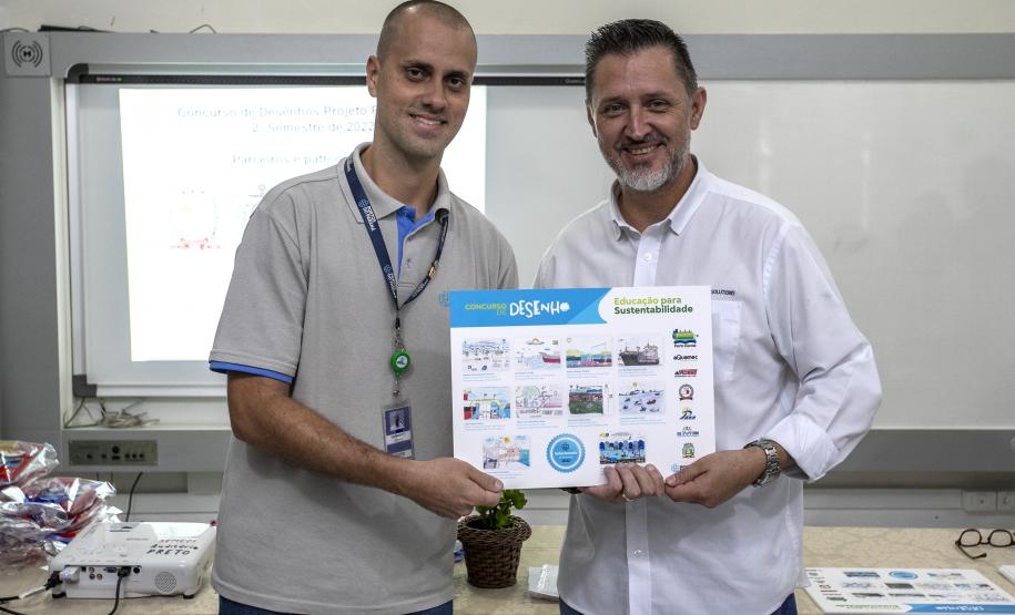 Cinco alunos de escolas municipais de Antonina e dez de Paranaguá, no Litoral, tiveram as suas artes selecionadas no projeto Porto Escola. Além de receberem o próprio desenho e frase impressos em placas gráficas, também ganharam um passeio pela Baía de Paranaguá.